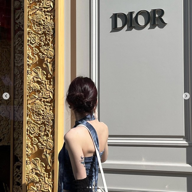 Unggahan Instagram Han So Hee pada Selasa (04/07/2023) sontak dibanjiri komentar penggemar. Tak sedikit yang teringat dengan penampilan masa lalunya. Foto: dok. Instagram @xeesoxee