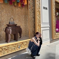 Sebelum terjun ke dunia akting, Han So Hee punya tindikan dan tato di sekujur tubuhnya. Mantan model itu menghapus tato lamanya untuk menampilkan imej baru. Foto: dok. Instagram @xeesoxee