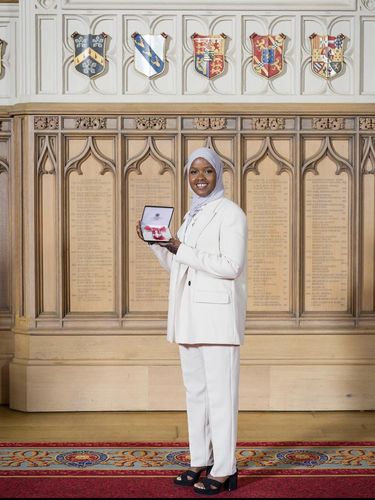 Hijabers Jawahir Roble meraih MBE Awards.