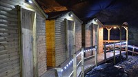 Di sana, traveler bisa tidur di kedalaman 419 meter di salah satu empat kabin kayu atau ruang beratap batu tulis khusus (Foto: Go Below Underground Adventures)