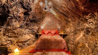 Tarif satu malam di kabin hotel terdalam di dunia ini seharga sekitar £350 atau Rp 6,7 juta. Sementara tidur di ruang batu tulis yang mewah di Deep Sleep di harga £500 atau Rp 9,5 juta (Foto: Go Below Underground Adventures)