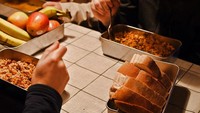 Makanan yang disediakan adalah makanan ala ekspedisi yang dibekukan. Hangat, mengenyangkan, tapi bukan cordon bleu dan untuk alasan keamanan, ada larangan alkohol (Foto: Go Below Underground Adventures)