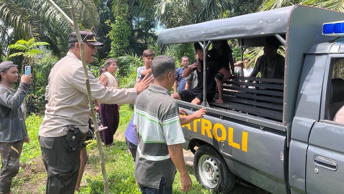 Ibu dan anak yang jatuh ke sungai di Langkat dievakuasi