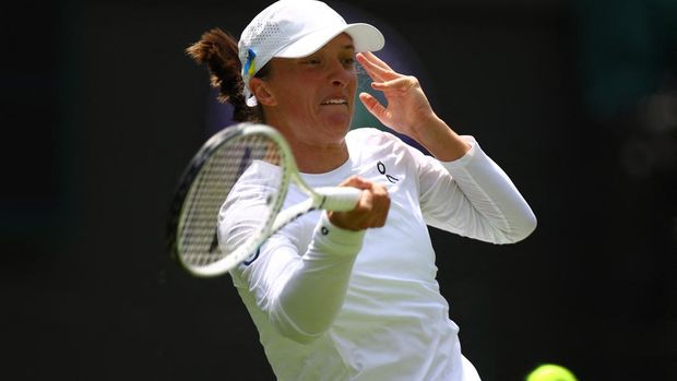 Tennis - Wimbledon - All England Lawn Tennis and Croquet Club, London, Britain - July 3, 2023 Poland's Iga Swiatek in action during her first round match against China's Zhu Lin REUTERS/Hannah Mckay