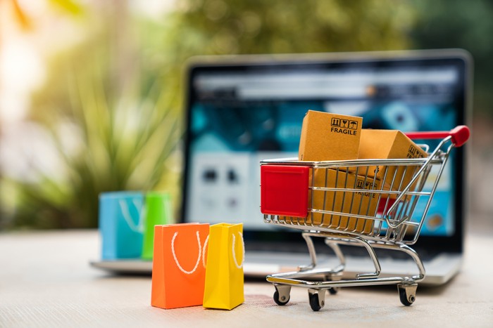Illustrasi Belanja Online atau e-Commerce
