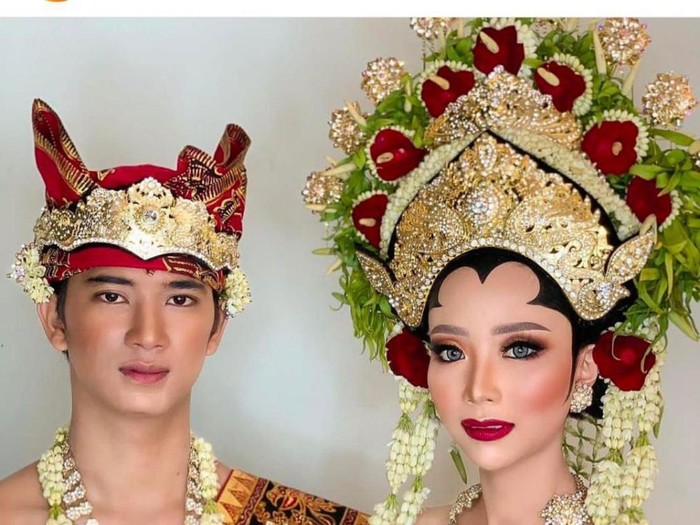 Ada tiga tradisi prapernikahan warga Suku Osing di Desa Kemiren, Banyuwangi. Mulai dari perjodohan saat masih dalam kandungan hingga tradisi Kawin Colong.