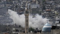 Operasi ini menargetkan kamp pengungsi di Jenin, yang juga diketahui menjadi markas kelompok-kelompok militan bersenjata. Seperti dilansir AFP, Selasa (4/7/2023), militer Israel menyebut operasinya di Jenin sebagai upaya kontraterorisme ekstensif. Operasi yang diluncurkan di bawah pemerintahan Perdana Menteri (PM) Benjamin Netanyahu ini tercatat sebagai operasi militer Israel terbesar di Tepi Barat dalam beberapa tahun terakhir. AP/Majdi Mohammed.