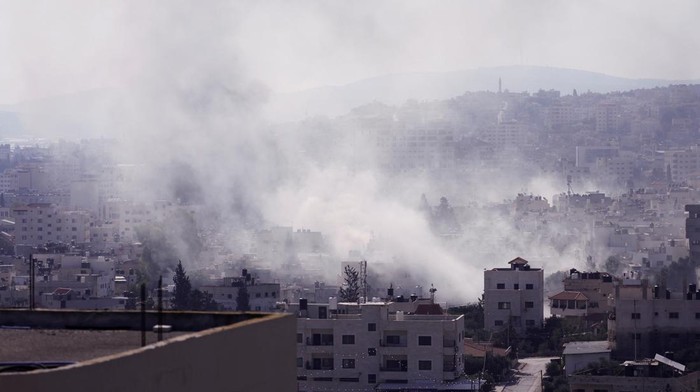 Smoke rises during an Israeli military operation in Jenin, in the Israeli-occupied West Bank July 3, 2023. REUTERS/Mohamad Torokman