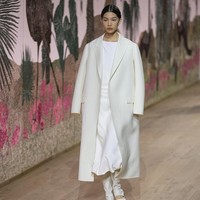 Jacey Philana menambah daftar model Indonesia yang eksis di pekan mode internasional. Bahkan, ia tampil membawakan kreasi adibusana, level tertinggi dalam hirarki fashion dari segi kualitas dan harga. (Foto: AP Photo/Michel Euler)