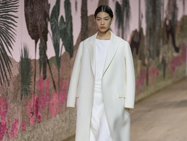 Jacey Philana menambah daftar model Indonesia yang eksis di pekan mode internasional. Bahkan, ia tampil membawakan kreasi adibusana, level tertinggi dalam hirarki fashion dari segi kualitas dan harga. (Foto: AP Photo/Michel Euler)