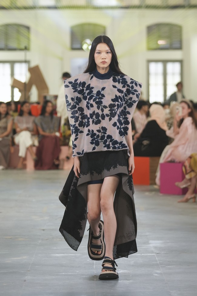 Di Indonesia, Jacey Philana memantapkan posisinya sebagai model yang patut disegani setelah terpilih sebagai Icons of Jakarta Fashion Week 2023 tahun lalu. Penampilannya di fashion show Sapto Djojokartiko Spring-Summer 2023 juga menjadi highlight kariernya. (Foto: Dok. Sapto Djojokartiko)