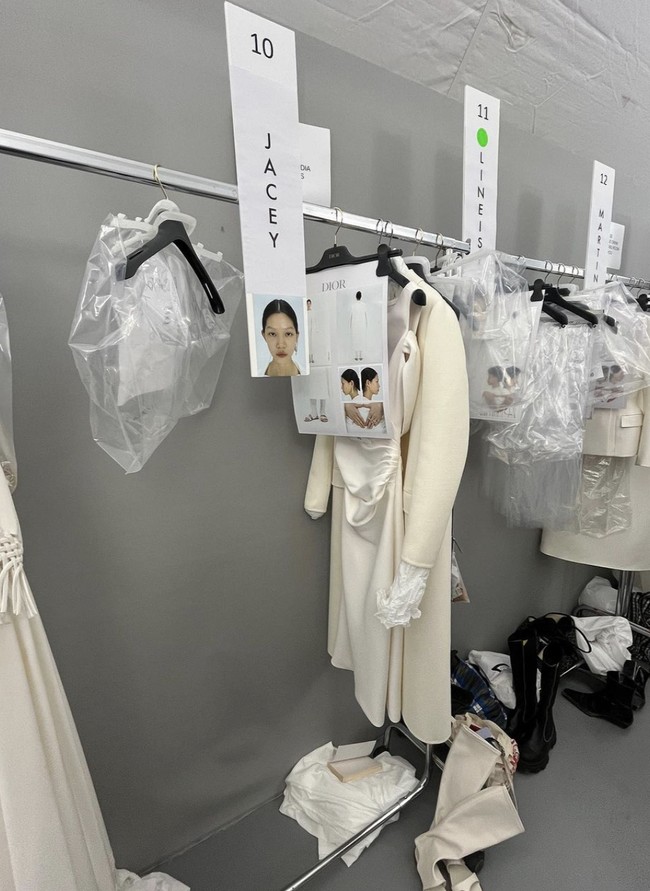 Membawakan look 10, ia menjadi model ke-10 yang naik di pentas tersebut. Penampilannya juga disempurnakan dengan perhiasan dan sepatu dari rumah mode legendaris itu. (Foto: Instagram/@jaceyphilana)