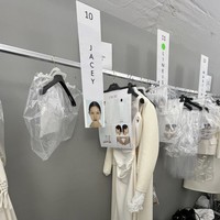 Membawakan look 10, ia menjadi model ke-10 yang naik di pentas tersebut. Penampilannya juga disempurnakan dengan perhiasan dan sepatu dari rumah mode legendaris itu. (Foto: Instagram/@jaceyphilana)