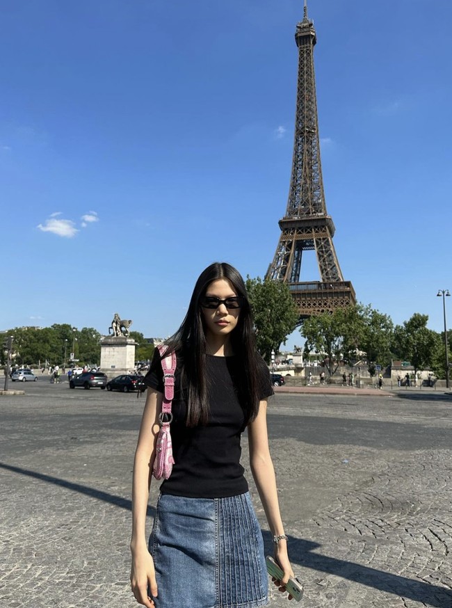 Penampilan Jacey ini menjadi debutnya di Paris Fashion Week setelah meniti karier di panggung mode Tanah Air. Ia menyusul beberapa nama model Indonesia yang mengukir prestasi di catwalk internasional. Sebut saja Laras Sekar di fashion show Saint Laurent, Rizal Rama di Fendi, dan Shahnaz Indira di Simone Rocha. (Foto: Instagram/@jaceyphilana)