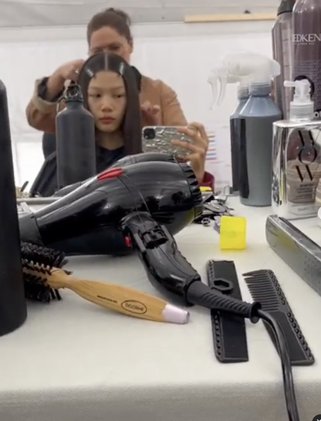 Lewat Instagram, Jacey sempat membagikan momen persiapan di belakang panggung. Salah satunya saat ia mendapat giliran untuk hair-do dan makeup.(Foto: Instagram/@jaceyphilana)