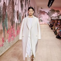 Sosoknya muncul di landasan peraga Dior Haute Couture Autumn-Winter 2023-2024 yang digelar dalam rangkaian Paris Couture Fashion Week, Senin (3/7/2023). Dihadapan para bintang dunia seperti aktris Natalie Portman, Alexandra Daddario, serta orang paling berpengaruh di industri mode, Anna Wintour, Jacey menebar pesonanya. (Foto: Dok. Christian Dior)