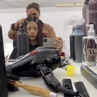 Lewat Instagram, Jacey sempat membagikan momen persiapan di belakang panggung. Salah satunya saat ia mendapat giliran untuk hair-do dan makeup.(Foto: Instagram/@jaceyphilana)
