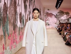 Foto: Model Indonesia Memesona di Catwalk Dior Couture, Bak Dewi Romawi