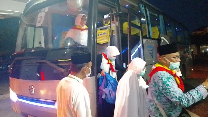 Jamaah Haji Embarkasi Batam saat tiba di Asrama Haji Batam pada Selasa (4/7/2023).