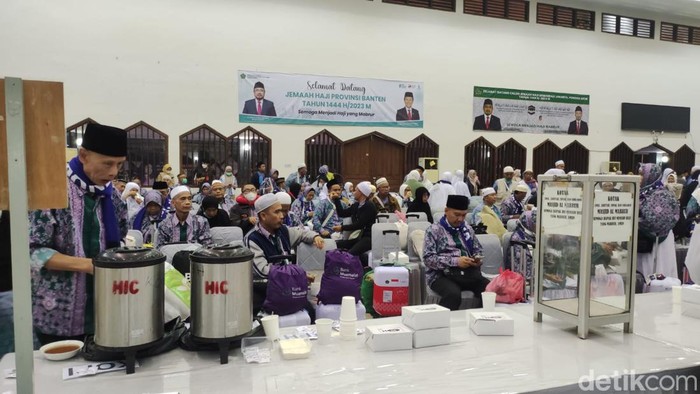 Jemaah haji gelombang pertama tiba di Asrama Haji Pondok Gede Jakarta, Selasa (4/7/2023).