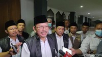 Hadir dalam prosesi kepulangan jemaah haji gelombang pertama kloter 4 JKG Debarkasi Asrama Haji Pondok Gede, PLH Dirjen Penyelenggaraan haji dan umrah Suyitno. Ia menyampaikan total jemaah haji yang tiba berjumlah 371 jemaah. Foto: Devi Setya/detikHikmah