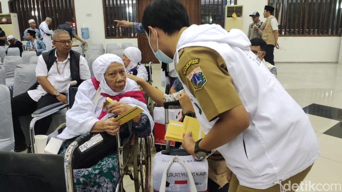Jemaah haji gelombang pertama tiba di Asrama Haji Pondok Gede Jakarta Jemaah haji gelombang pertama tiba di Asrama Haji Pondok Gede Jakarta