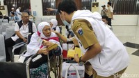 Suyitno juga menyampaikan alasan terkait para jemaah yang dikumpulkan kembali ke Asrama Haji. Sesuai prosedural, kita ada SOP untuk hal-hal yang belum dilakukan, seperti pengurusan tas, pembagian air zamzam yang diberikan di sini supaya semua terkoordinasi dengan baik, ujar Suyitno. Foto: Devi Setya/detikHikmah