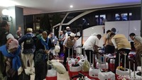 Ratusan jemaah tiba di Asrama Haji Pondok Gede, Jakarta Timur, Selasa (4/7/2023). Mereka berasal dari kloter 4 JKG. 10 bus yang membawa jemaah haji tiba pukul 19.20 WIB. Foto: Devi Setya/detikHikmah