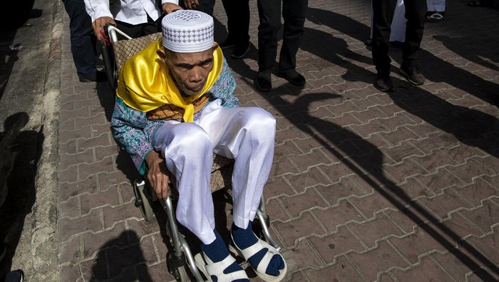 Jamaah haji kloter BTH 1 menaiki bus di Hotel 310 Syisyah, Mekah, Arab Saudi, Senin (3/7/2023). Sebanyak 14 kloter akan diterbangkan ke Tanah Air melalui Bandara Internasional King Abdul Azis, Jeddah pada 4 Juli 2023. ANTARA FOTO/Wahyu Putro A/aww.