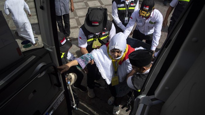 Jamaah haji kloter BTH 1 menaiki bus di Hotel 310 Syisyah, Mekah, Arab Saudi, Senin (3/7/2023). Sebanyak 14 kloter akan diterbangkan ke Tanah Air melalui Bandara Internasional King Abdul Azis, Jeddah pada 4 Juli 2023. ANTARA FOTO/Wahyu Putro A/aww.
