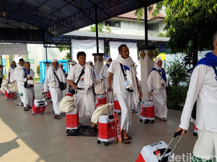 Jemaah calon haji di Embarkasi Solo saat hendak diberangkatkan ke Arab Saudi.