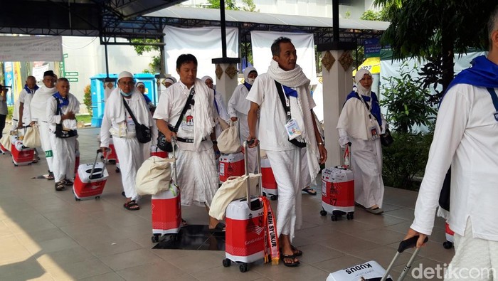 Jemaah calon haji di Embarkasi Solo saat hendak diberangkatkan ke Arab Saudi.
