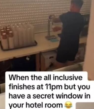 Untung Banyak! Turis Ini Girang Kamar Hotelnya Terhubung ke Bar