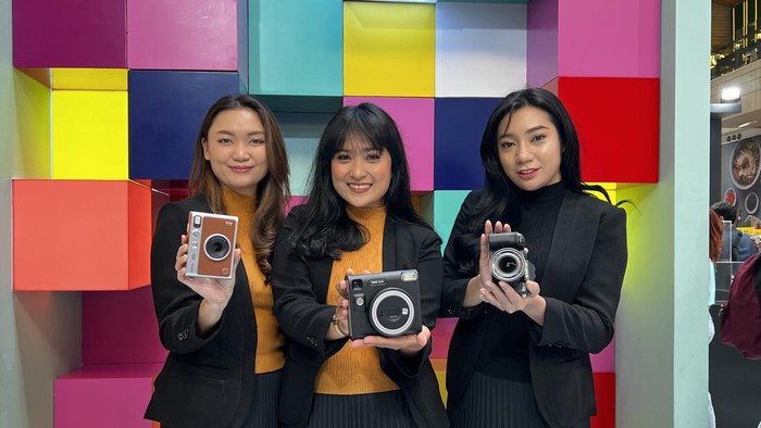 Fujifilm merilis tiga kamera baru, Instax Mini Evo Brown, SQ40, dan X-S20.