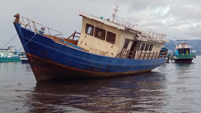 Kapal Gandha Nusantara 17 yang merupakan hibah dari Kementerian Perhubungan ke Pemerintah Kota Tidore Kepulauan terlihat terbengkalai. Tampak baling-baling kapal pun tercopot.