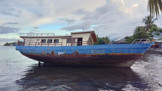 Kapal Gandha Nusantara 17 yang merupakan hibah dari Kementerian Perhubungan ke Pemerintah Kota Tidore Kepulauan terlihat terbengkalai. Tampak baling-baling kapal pun tercopot.