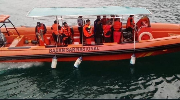 Tim SAR Gabungan mengevakuasi ABK KM Nusantara yang mengalami patah kemudi dan mati mesin di perairan Alor, NTT, Selasa (4/7/2023).