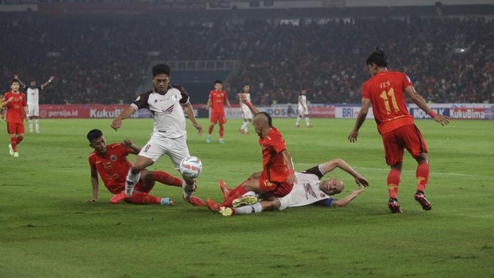 Kapten PSM Makassar Wiljan Pluim terjatuh dilanggar pemain Persija Jakarta Riko Simanjuntak.