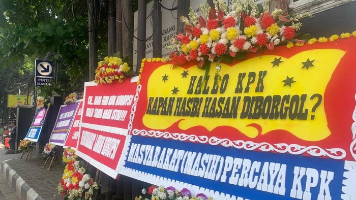 Karangan bunga desak KPK tahan Hasbi Hasan di PN Jaksel (Mulia-detikcom)