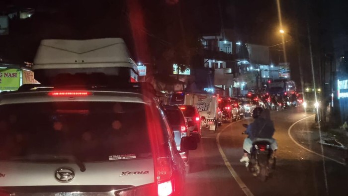 Kawasan Puncak Bogor macet parah, Selasa (4/7/2023) malam ini.
