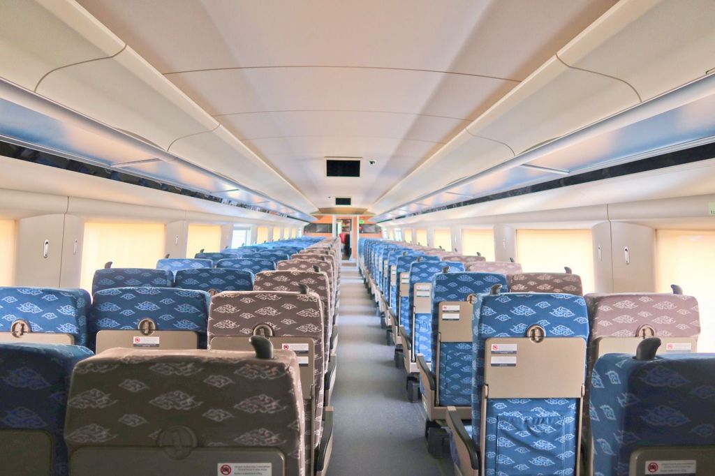 KCIC melalui kontraktor Kereta Api Cepat mulai menguji cobakan rangkaian Electric Multiple Unit (EMU) atau Kereta Penumpang KA Cepat relasi Jakarta-Bandung. (Dok. KCIC)