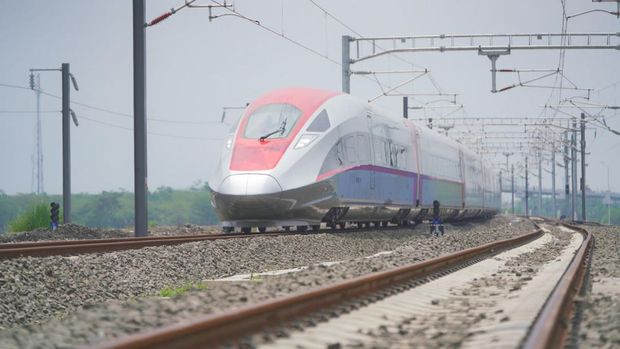 KCIC melalui kontraktor Kereta Api Cepat mulai menguji cobakan rangkaian Electric Multiple Unit (EMU) atau Kereta Penumpang KA Cepat relasi Jakarta-Bandung. (Dok. KCIC)