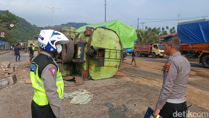 Truk CPO terguling.
