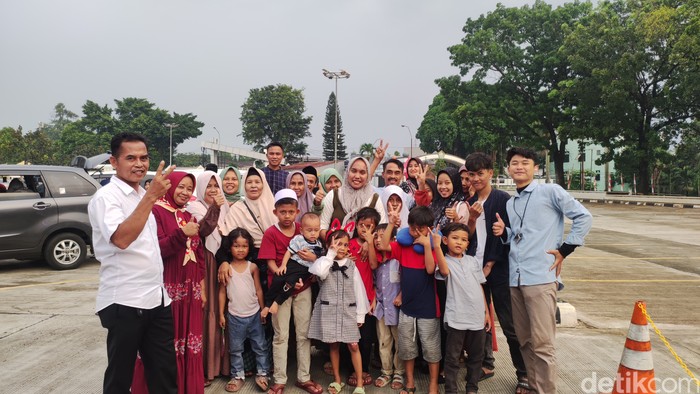Keluarga jemaah haji menunggu di Asrama Haji Pondok Gede Jakarta.