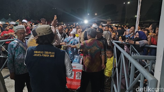 Keluarga menyambut jemaah haji di Debarkasi Jakarta Pondok Gede Keluarga menyambut jemaah haji di Debarkasi Jakarta Pondok Gede, Selasa (4/7/2023).