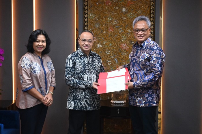Kemlu menerima tiga sertifikat dari UNESCO terkait penetapan pidato Soekarno hingga hikayat aceh sebagai memory of the world (Dok. Kemlu)