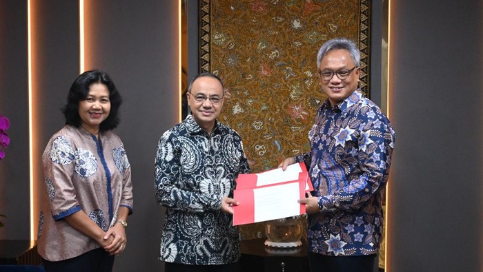 Kemlu menerima tiga sertifikat dari UNESCO terkait penetapan pidato Soekarno hingga hikayat aceh sebagai memory of the world (Dok. Kemlu)
