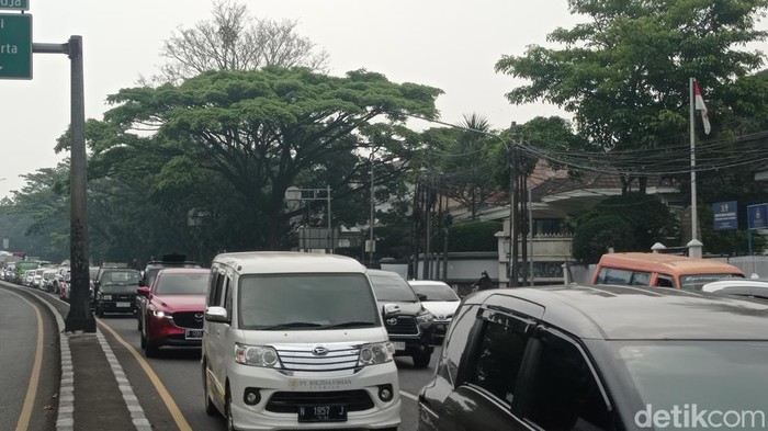 Kepadatan arus lalu lintas menuju Surapati