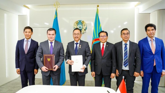 Kepala Otorita Ibu Kota Nusantara (IKN), Bambang Susantono, dan Gubernur Ibu Kota Astana, Zhenis Kassymbek, meneken perjanjian kerja sama