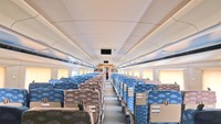 Kelas Premium Economy memiliki 555 tempat duduk berwarna abu-abu dan biru dengan susunan 3-2, berbahan suede, bermotif printing batik mega mendung. Foto: Dok. PT KCIC